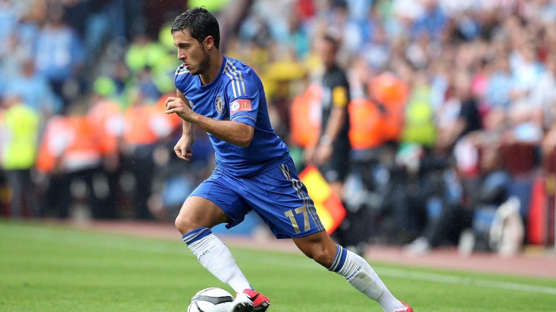 防守型前锋主导高位压迫布局,防守强的前锋