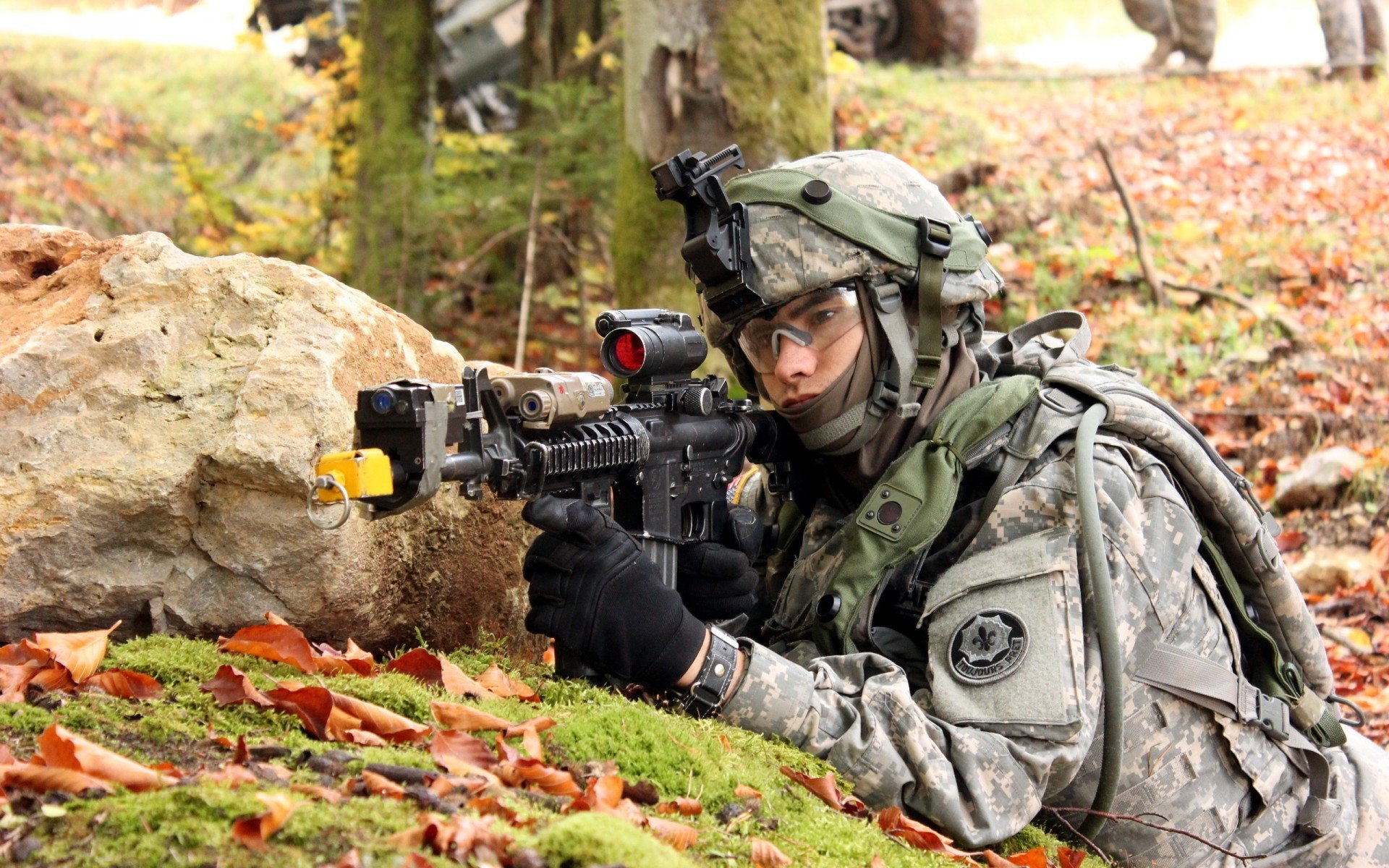 布克加强与内线联动进攻更加多样，布克打的什么位置