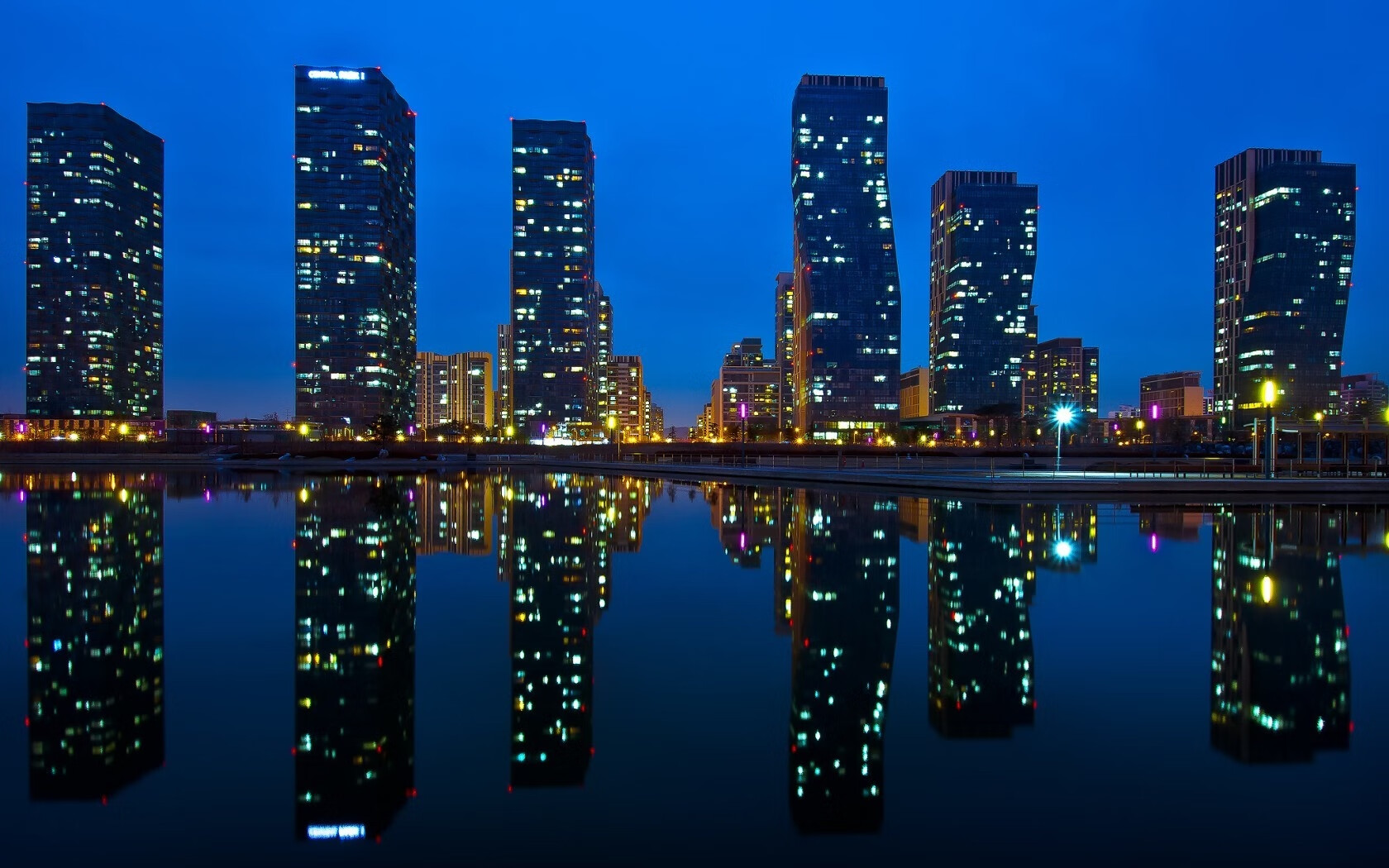 开云体育视频直播-英超球员体能训练新趋势，英超训练足球